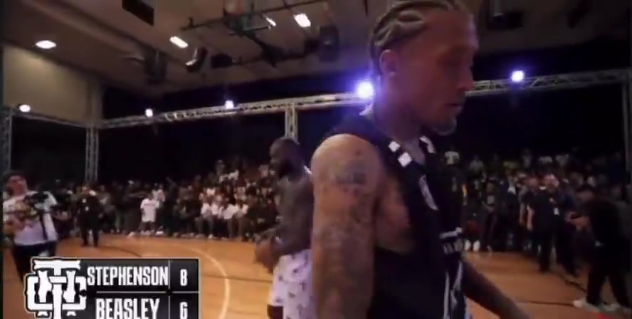 mk体育app官网师弟与比斯利单挑过程中与场边球迷爆发冲突✊🏿场面十分混乱